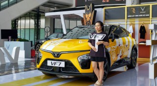 Lái thử VF 7, khách hàng “chốt” mua tặng xe cho con gái